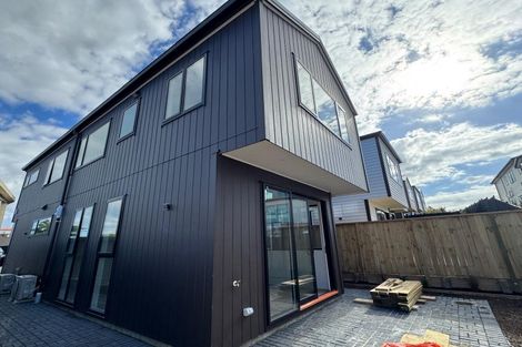 Photo of property in 3/90 Picasso Drive, West Harbour, Auckland, 0618