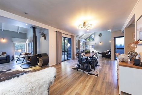 Photo of property in 422 Scenic Drive, Waiatarua, Auckland, 0612