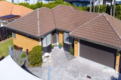Photo of property in 19 Heversham Place, Glendene, Auckland, 0602
