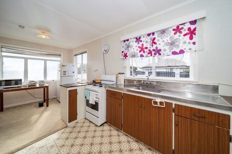 Photo of property in 1 Endeavour Street, Marfell, New Plymouth, 4310