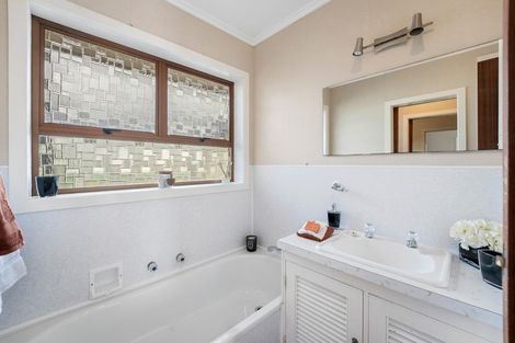 Photo of property in 2 Park Lane, Waitara, 4320