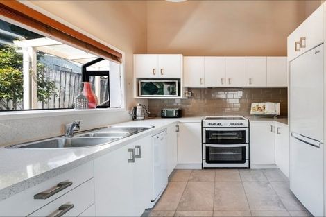 Photo of property in 2/10 Sevilla Place, Unsworth Heights, Auckland, 0632