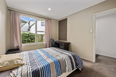 Photo of property in 6 Wynyard Crescent, Fernhill, Queenstown, 9300