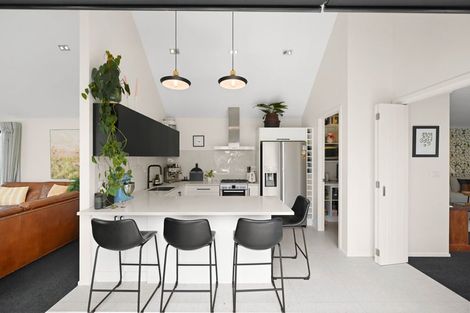 Photo of property in 194 Saint James Drive, Huntington, Hamilton, 3210