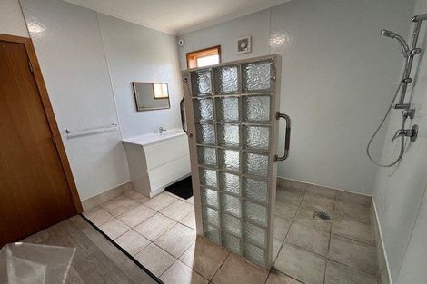 Photo of property in 24 Hurstbourn Priors, Goodwood Heights, Auckland, 2105