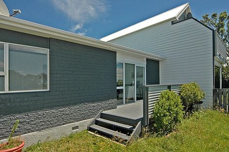 Photo of property in 7c Cheyne Walk, Newlands, Wellington, 6037