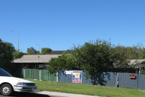 Photo of property in 2/2a Oreil Avenue, West Harbour, Auckland, 0618