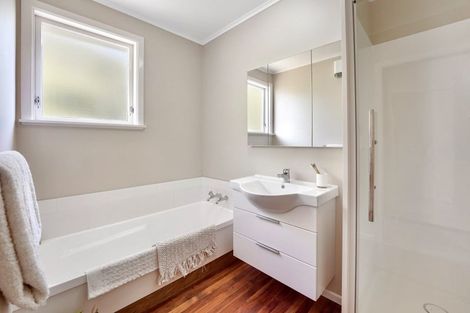 Photo of property in 6 Cotswold Crescent, Newlands, Wellington, 6037