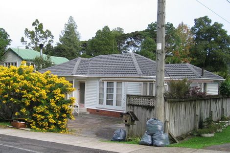 Photo of property in 27 Hollywood Avenue, Titirangi, Auckland, 0604