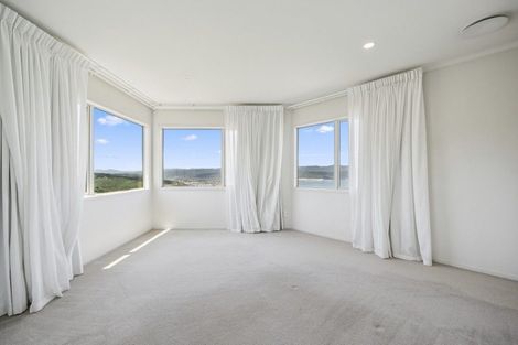 Photo of property in 9 Bennett Grove, Newlands, Wellington, 6037