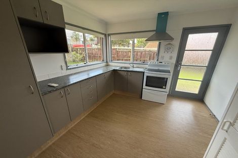 Photo of property in 2/10 Ballater Place, Highland Park, Auckland, 2010