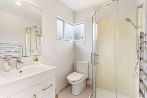 Photo of property in 2/296 Wairau Road, Glenfield, Auckland, 0629