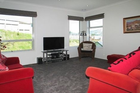 Photo of property in 10 Hollyford Place, Aotea, Porirua, 5024
