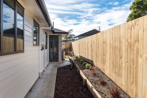 Photo of property in 19a Mackenzie Street, Te Atatu South, Auckland, 0610