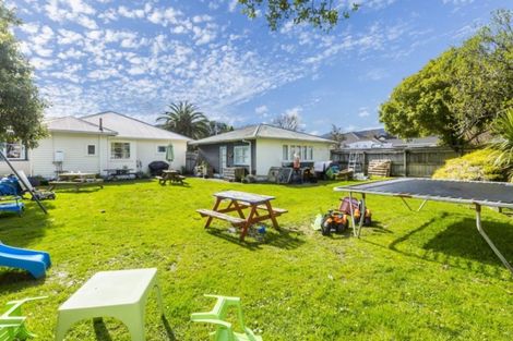 Photo of property in 6 Homedale Road, Wainuiomata, Lower Hutt, 5014