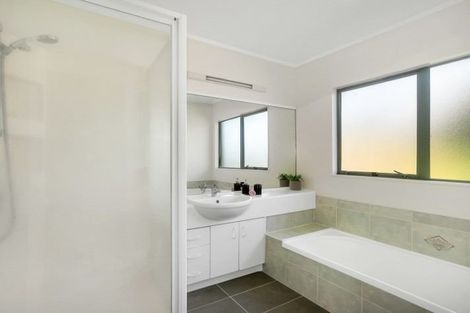 Photo of property in 1/4 De Havilland Drive, Goodwood Heights, Auckland, 2105