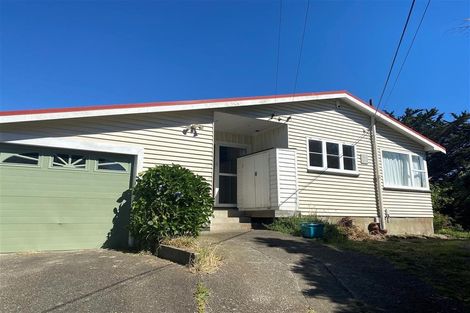 Photo of property in 19 Pinkerton Grove, Newlands, Wellington, 6037