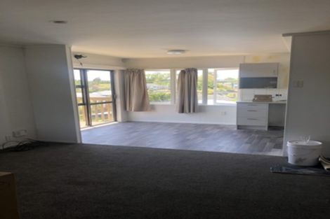 Photo of property in 24 Neil Avenue, Te Atatu Peninsula, Auckland, 0610