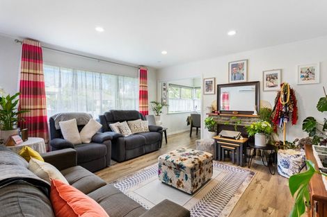 Photo of property in 5 Thomas Rea Place, Te Atatu South, Auckland, 0610