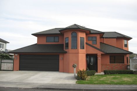 Photo of property in 6 Bennett Grove, Newlands, Wellington, 6037