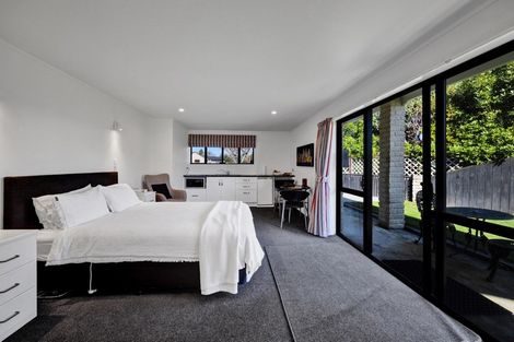 Photo of property in 14 Sequoia Grove, Merrilands, New Plymouth, 4312