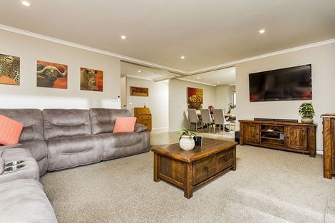 Photo of property in 724a East Coast Road, Pinehill, Auckland, 0632