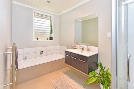 Photo of property in 11 Tarapiroe Avenue, Takanini, 2112