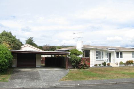 Photo of property in 2 Whirinaki Crescent, Heretaunga, Upper Hutt, 5018
