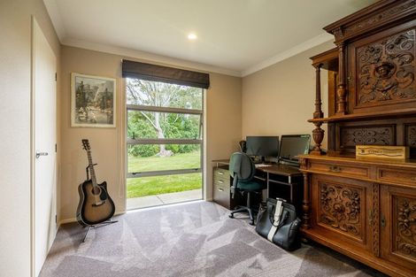 Photo of property in 8 Titirangi Drive, Fitzherbert, Palmerston North, 4471