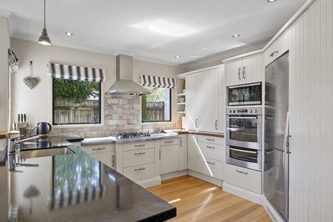 Photo of property in 7 Taylor Place, Merrilands, New Plymouth, 4312