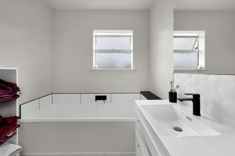 Photo of property in 4 Douglas Street, Hawera, 4610