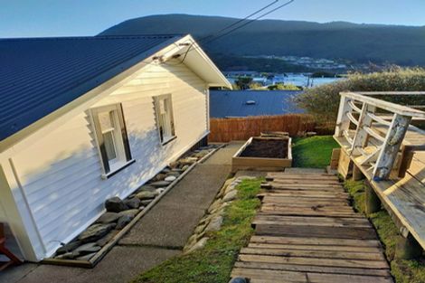 Photo of property in 17a Taranaki Street, Picton, 7220