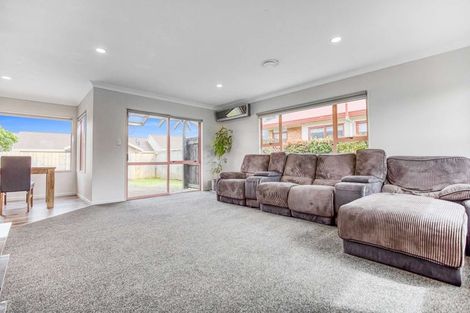 Photo of property in 13 Brookesmith Drive, Waiuku, 2123