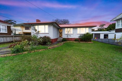 Photo of property in 17 Kuaka Place, New Lynn, Auckland, 0600
