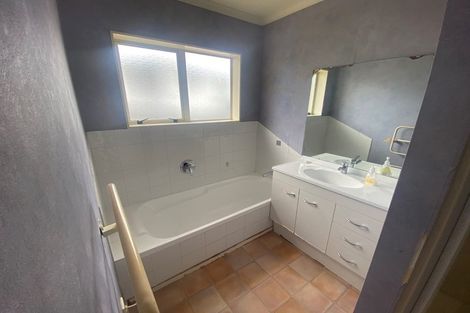 Photo of property in 17 De Havilland Drive, Goodwood Heights, Auckland, 2105