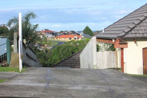 Photo of property in 2/49 Ribbonwood Crescent, Goodwood Heights, Auckland, 2105