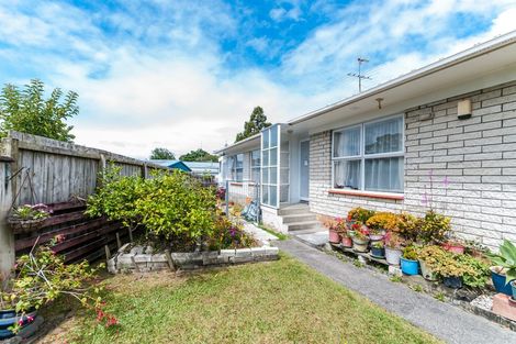 Photo of property in 2/13 Teviot Place, Totara Vale, Auckland, 0629