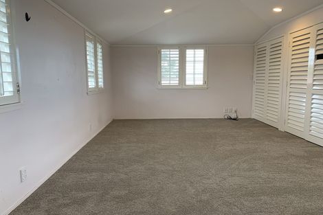 Photo of property in 115 Pupuke Road, Northcote, Auckland, 0627