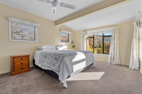 Photo of property in 261 Beacon Point Road, Wanaka, 9305
