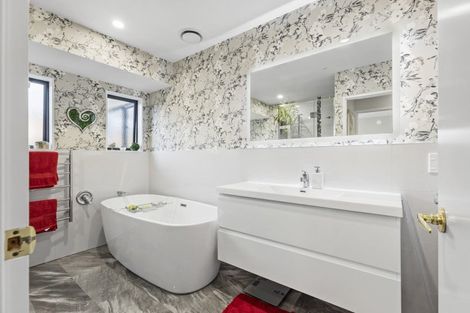 Photo of property in 11 Ruapehu Drive, Fitzherbert, Palmerston North, 4410