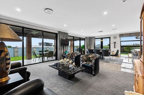 Photo of property in 18 Manurau Crescent, Merrilands, New Plymouth, 4312