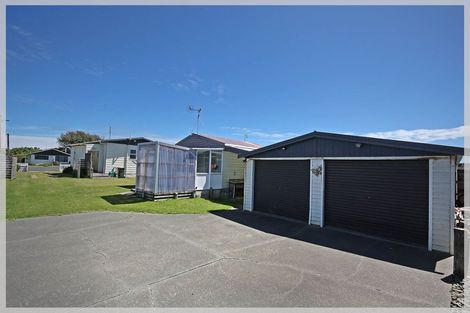 Photo of property in 8 Hart Street, Foxton Beach, Foxton, 4815