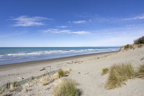 Photo of property in 77 Queens Avenue, Waikuku Beach, 7402