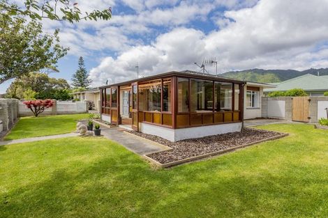Photo of property in 28 Oriwa Street, Waikanae, 5036