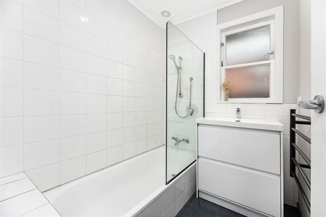 Photo of property in 7 Beazley Place, Glendene, Auckland, 0602