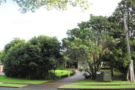 Photo of property in 2 Marine Parade, Mellons Bay, Auckland, 2014