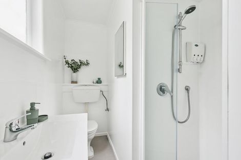 Photo of property in 2/8 Mataroa Avenue, Northland, Wellington, 6012