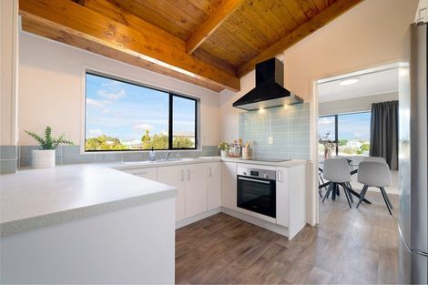 Photo of property in 2/12 Grimshaw Place, Henderson, Auckland, 0612