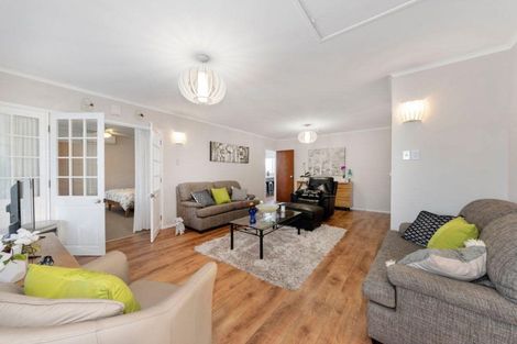 Photo of property in 100 Lantana Road, Green Bay, Auckland, 0604