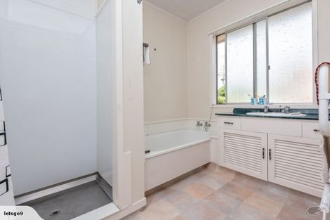 Photo of property in 2/62 Uxbridge Road, Mellons Bay, Auckland, 2014